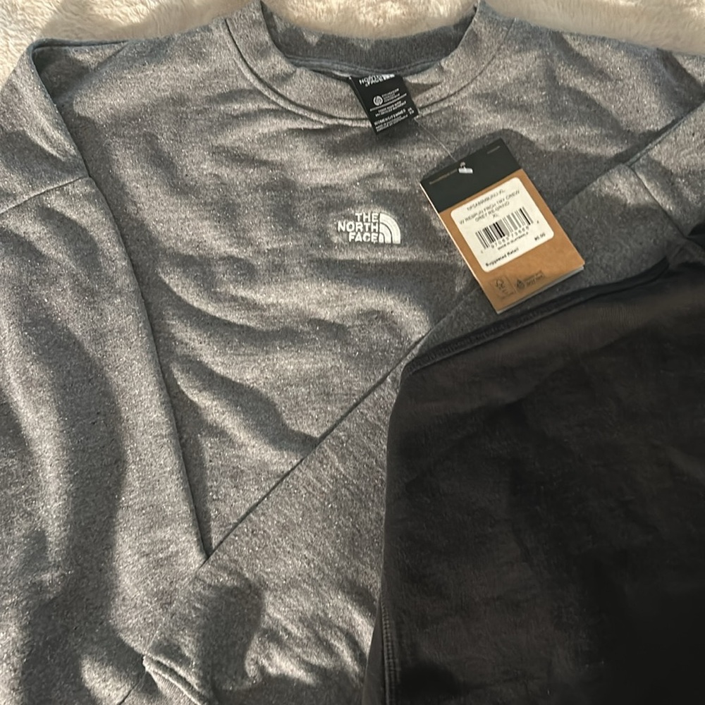 THE NORTH FACE WM CROP SWEAT TOPS S-M-XL BIG SALE ORICE BLOWOUT.      SOLD OUT